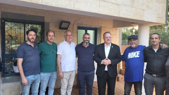 Yaakov Hagoel presidente de OSU, el intendente de Harish Itzhak Keshet y voluntarios de la OLEI